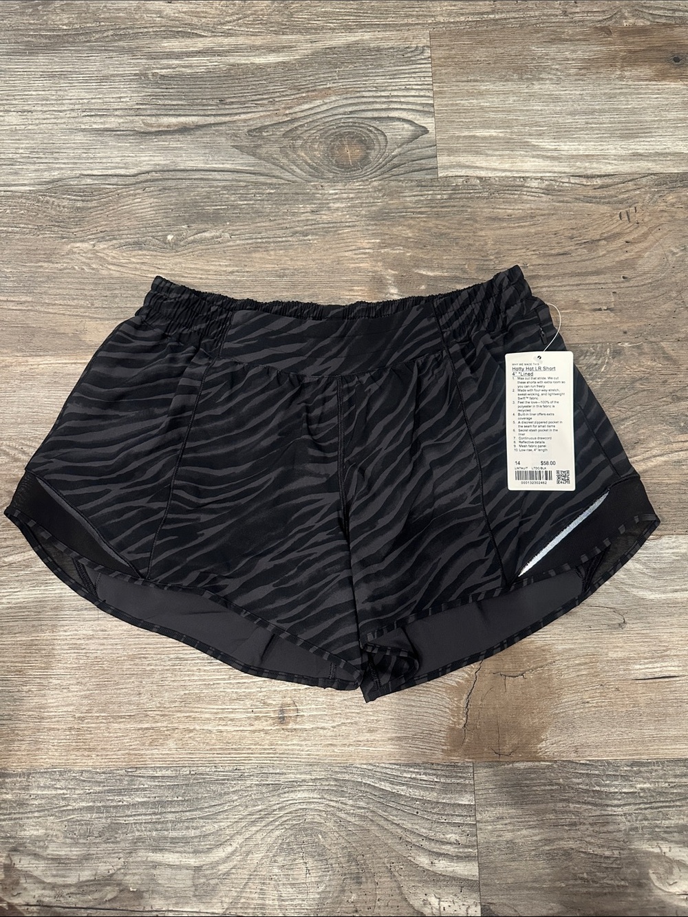 Lululemon Hotty Hot Low Rise Short 4"
Le Tigre Camo Deep Coal Multi / Black